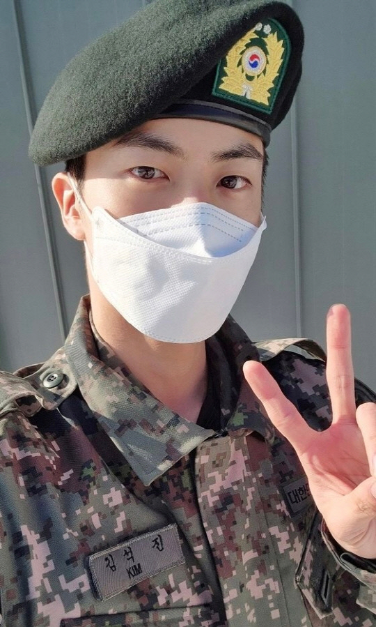 그룹 방탄소년단(BTS)의 진이 지난 1월 18일 기초군사훈련을 마치고 팬 커뮤니티 위버스를 통해 근황을 전했다. 연합뉴스